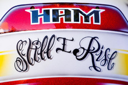 A Still I Rise felirat Lewis Hamilton sisakján