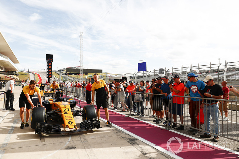 Mecánicos empujan el coche de Nico Hulkenberg, Renault Sport F1 Team RS17 a pits