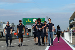 Daniil Kvyat, Scuderia Toro Rosso camina por el circuito