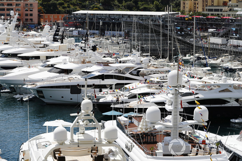 Yacht e barche attraccate al porto