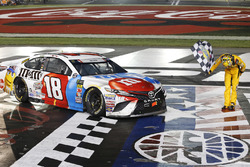 Yarış galibi Kyle Busch, Joe Gibbs Racing, Toyota Camry M&M's Red White & Blue