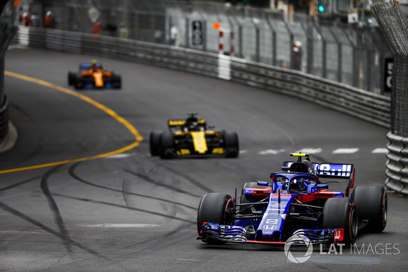 Pierre Gasly, Toro Rosso STR13, leads Nico Hulkenberg, Renault Sport F1 Team R.S. 18, and Stoffel Vandoorne, McLaren MCL33