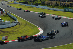 Marcus Ericsson, Sauber C36 and Fernando Alonso, McLaren MCL32 battle for position at the start of the race