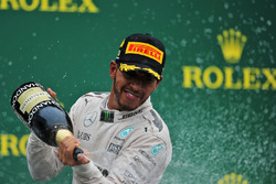 Winnaar Lewis Hamilton, Mercedes AMG F1 viert aan het podium