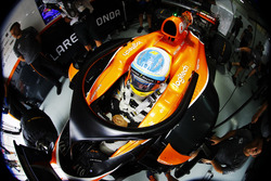 Fernando Alonso, McLaren MCL32 con el halo