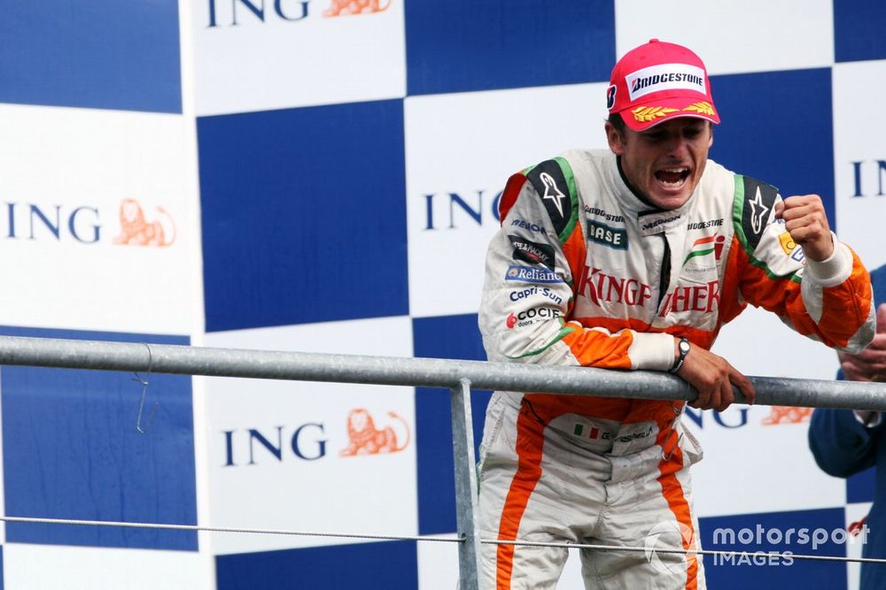 Giancarlo Fisichella celebra el segundo lugar logrado con Force India en Spa 2009, antes de cambiar a Ferrari.