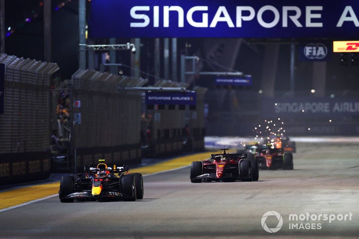 Sergio Perez, Red Bull Racing RB18, Charles Leclerc, Ferrari F1-75, Carlos Sainz, Ferrari F1-75