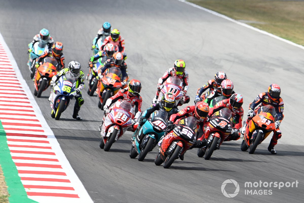 Para pembalap Moto3 saat beraksi di Grand Prix Catalunya pada 6 Juni 2021 lalu.