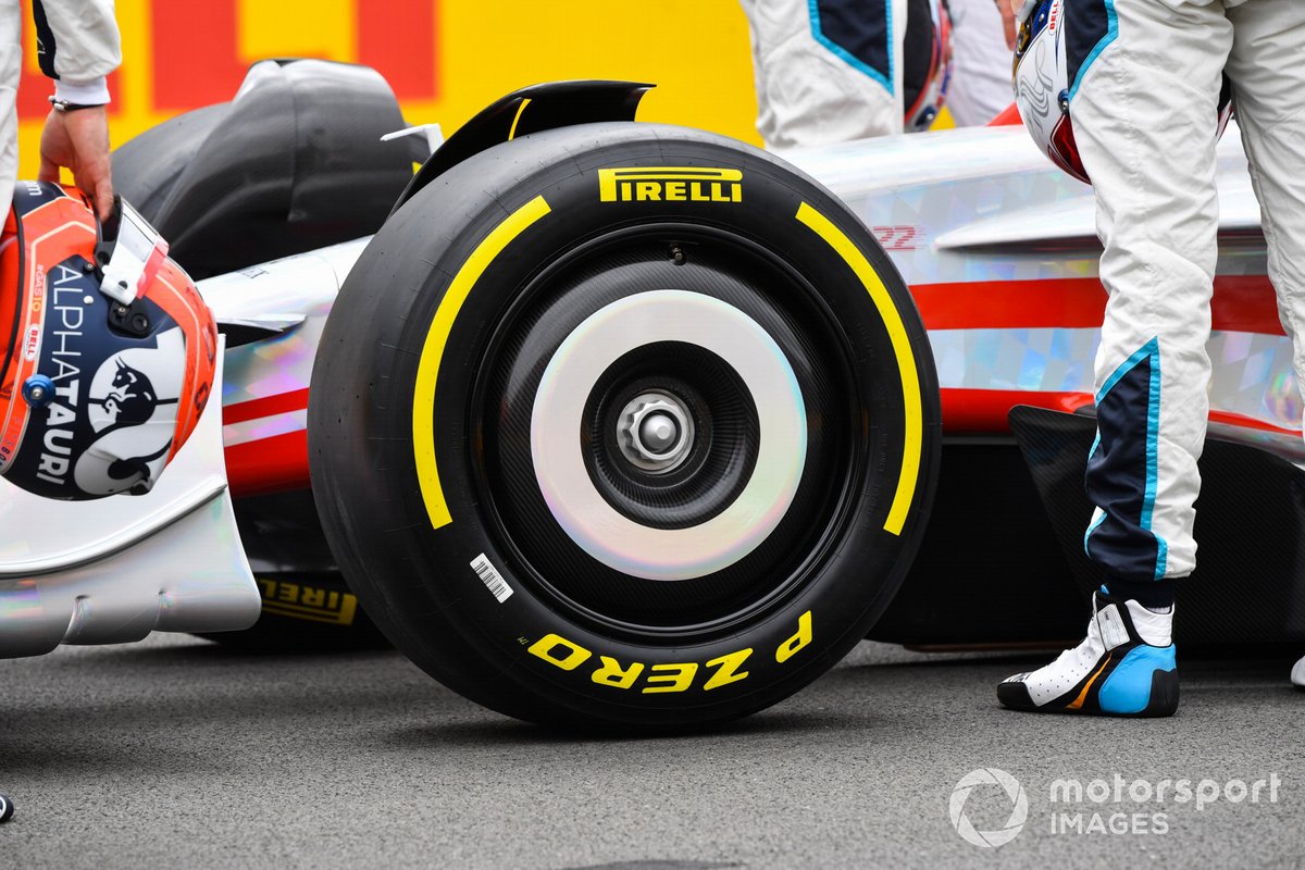 Mobil Formula 1 2022 akan memakai pelek 18 inci dengan profil ban lebih tipis sehingga terkesan lebihh agresif.
