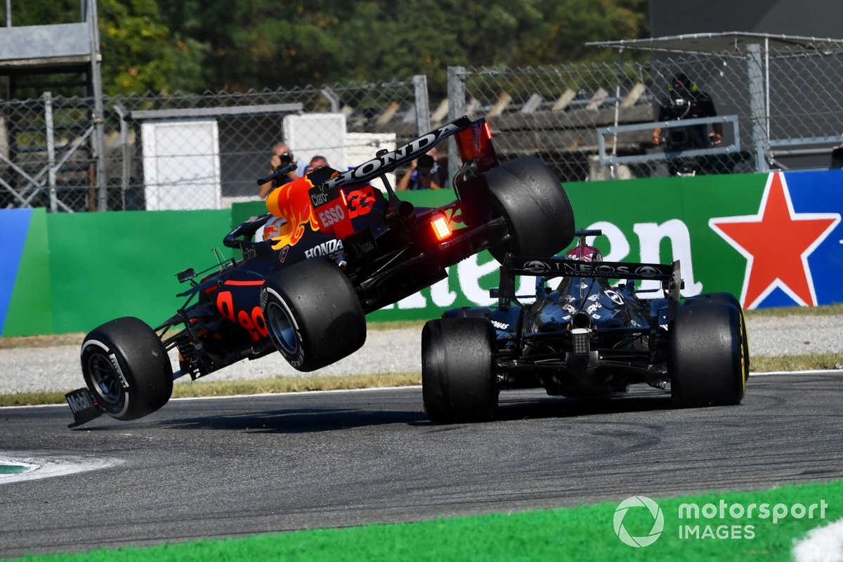 Max Verstappen, Red Bull Racing RB16B, dan Lewis Hamilton, Mercedes W12, terlibat insiden yang berujung kecelakaan hingga keduanya mundur dari lomba F1 GP Italia 2021.