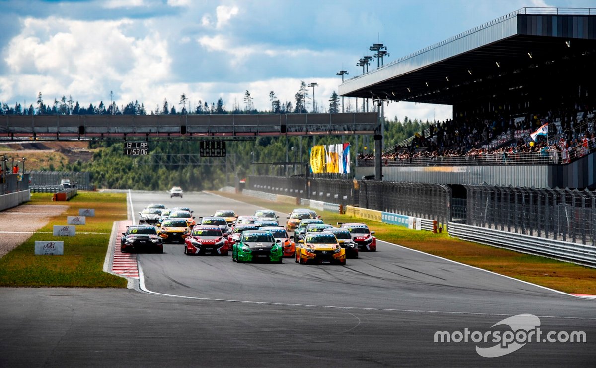 Один из примеров «иностранной» картинки – вид на стартовую прямую. На Moscow Raceway такой вид несколько сезонов «дополняла» синяя туалетная кабинка, стоявшая вдали за отбойником и жутко раздражавшая телевизионщиков. На «Игоре Драйв» пока обходится без подобных проявлений местного колорита