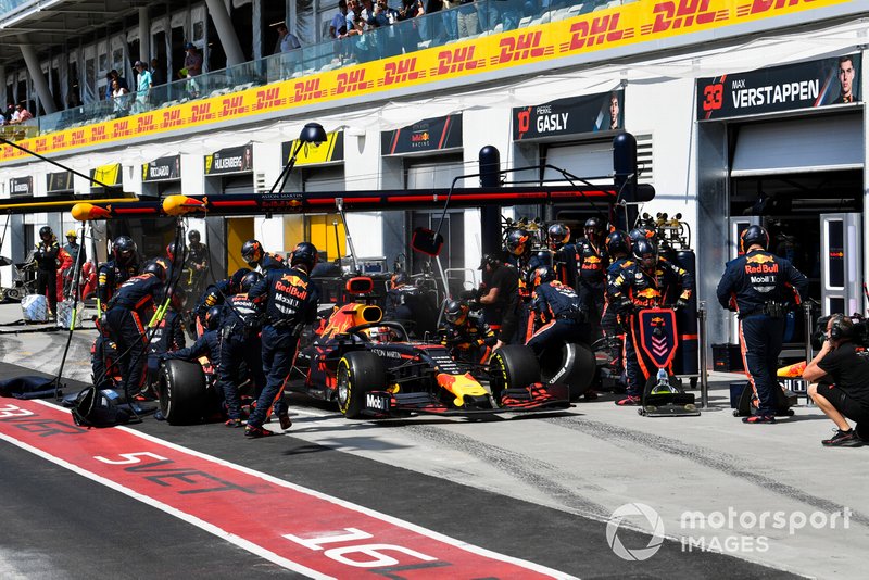Max Verstappen, Red Bull Racing RB15, pit stop