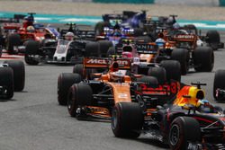 Daniel Ricciardo, Red Bull Racing RB13, Stoffel Vandoorne, McLaren MCL32, Esteban Ocon, Sahara Force India F1 VJM10, Fernando Alonso, McLaren MCL32 startta