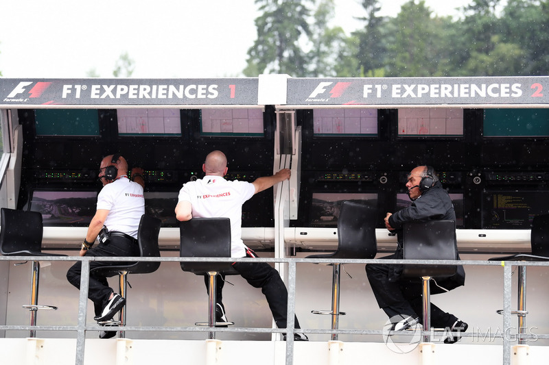 Mike Gascoyne, on the pit wall gantry
