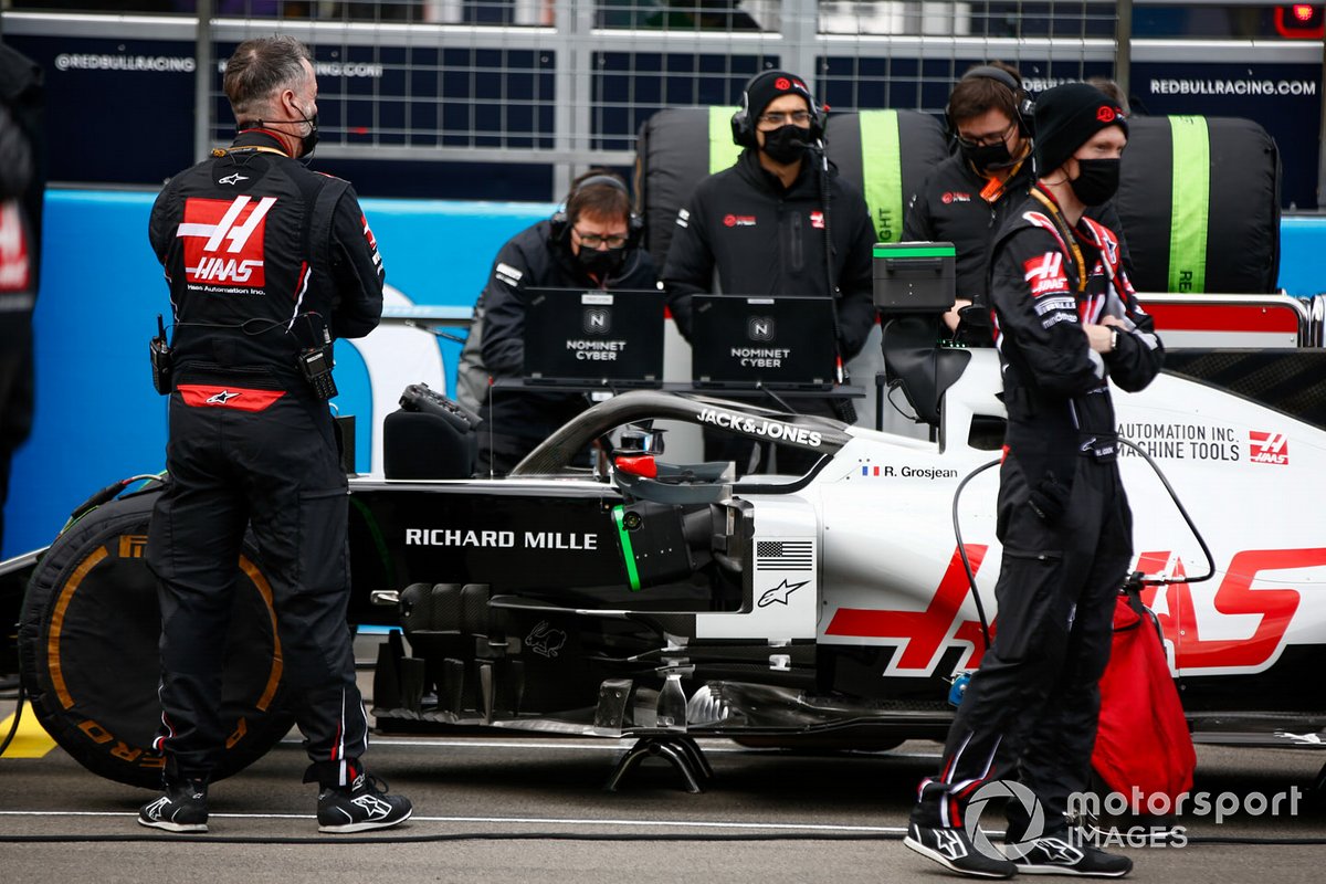 Haas F1 engineers on the grid