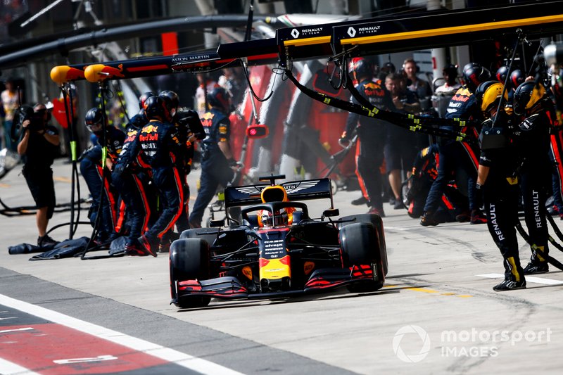 Max Verstappen, Red Bull Racing RB15 pit stop
