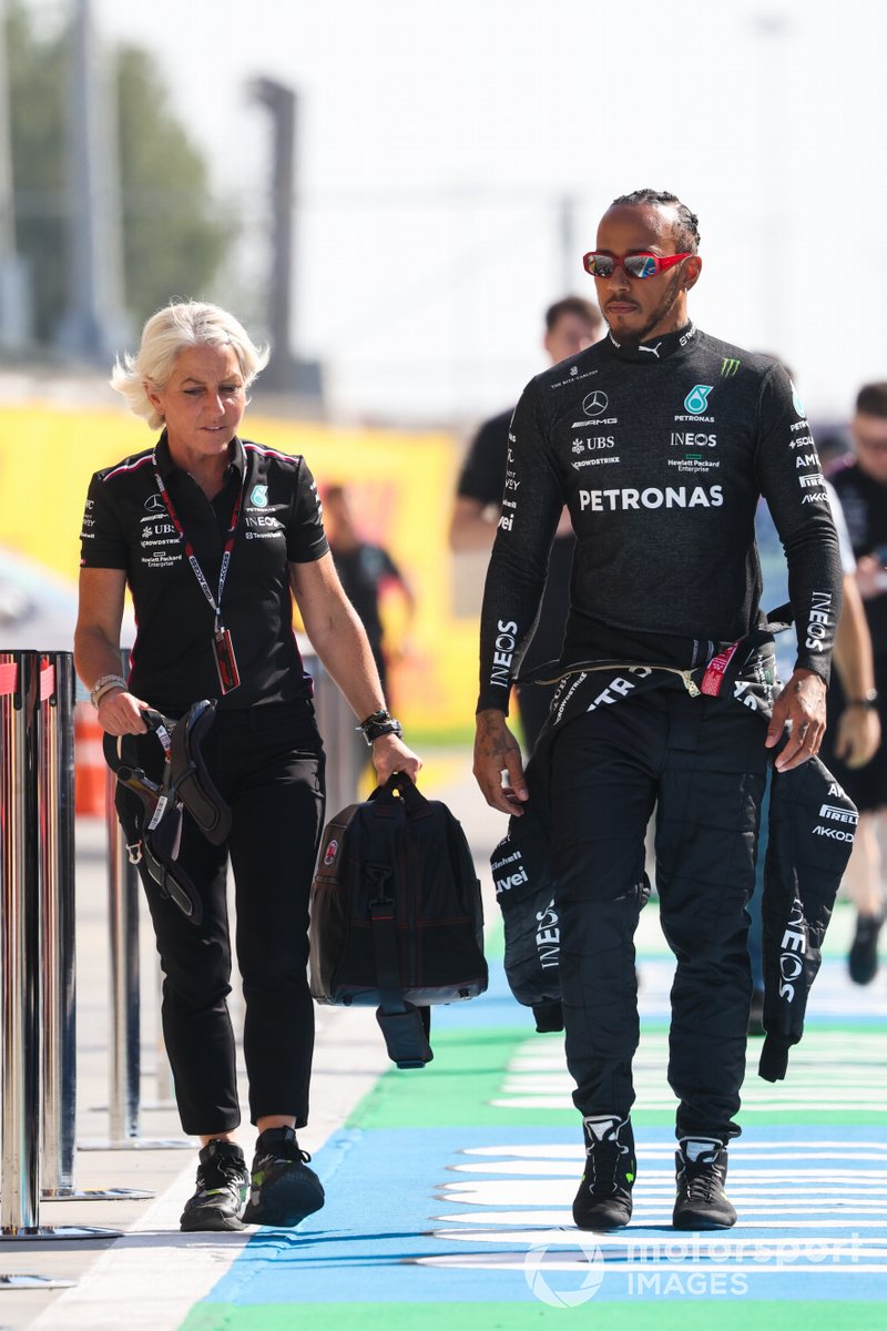 Lewis Hamilton, Mercedes-AMG, y Angela Cullen, fisioterapeuta, Mercedes-AMG