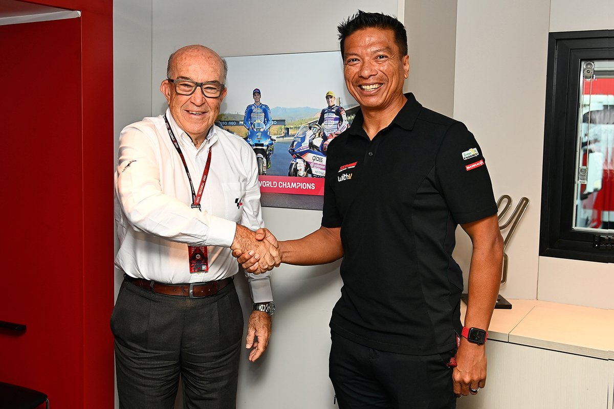Razlan Razali, director del equipo RNF Racing, Carmelo Ezpeleta, director general de Dorna Sports