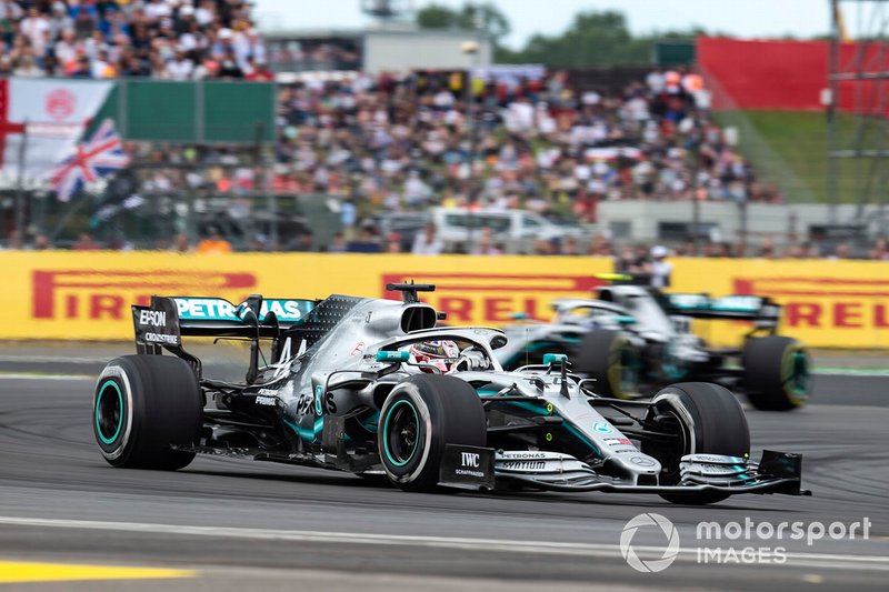 Lewis Hamilton, Mercedes AMG F1 W10, devant Valtteri Bottas, Mercedes AMG W10