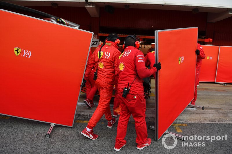 Meccanici Ferrari con i paravento