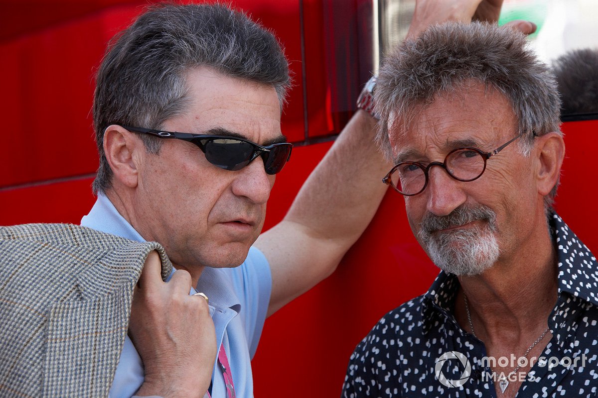 Julian Jakobi (kiri) bersama Eddie Jordan.