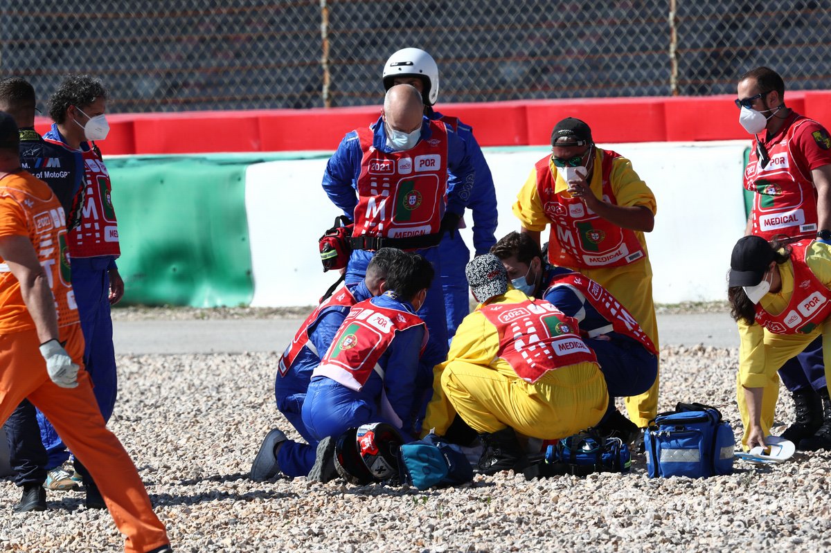 Marshal dan tim medis mendatangi Jorge Martin usai kecelakaan
