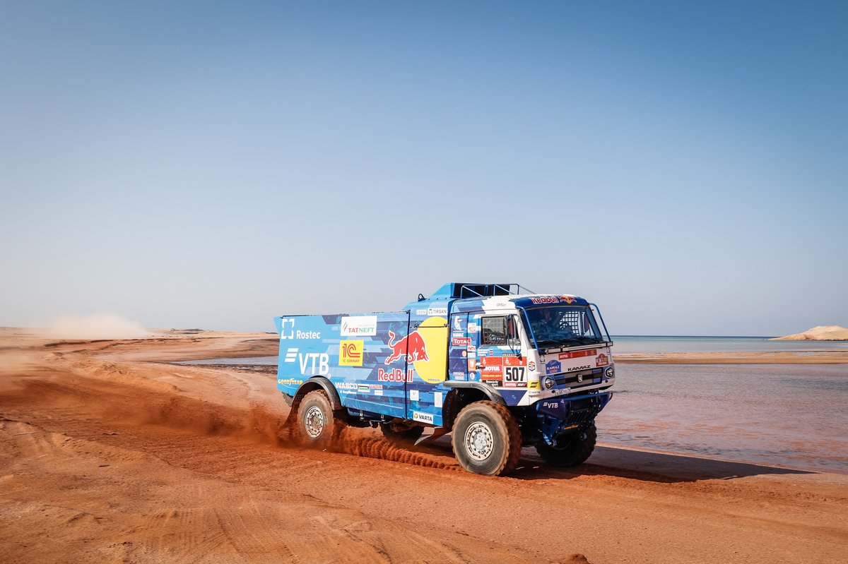 Pereli Kamaz-Master, Dmitry Sotnikov, bersama krunya, Ruslan Akhmadeev dan Ilgiz Akhmetzianov, masih memimpin klasemen sementara kategori truk Reli Dakar 2021.