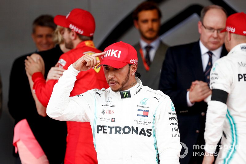 Le vainqueur Lewis Hamilton, Mercedes AMG F1 fête sa victoire sur le podium