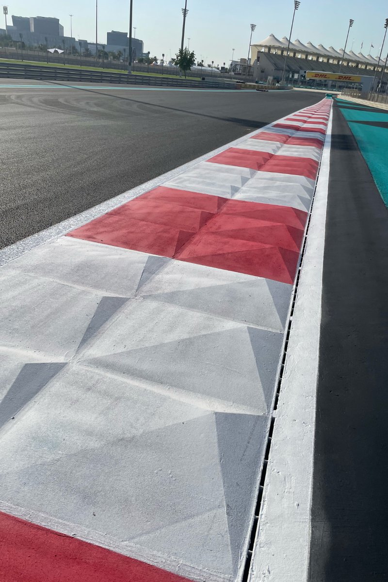 Detalle de los bordillos del circuito de Yas Marina a la salida de la curva 9.