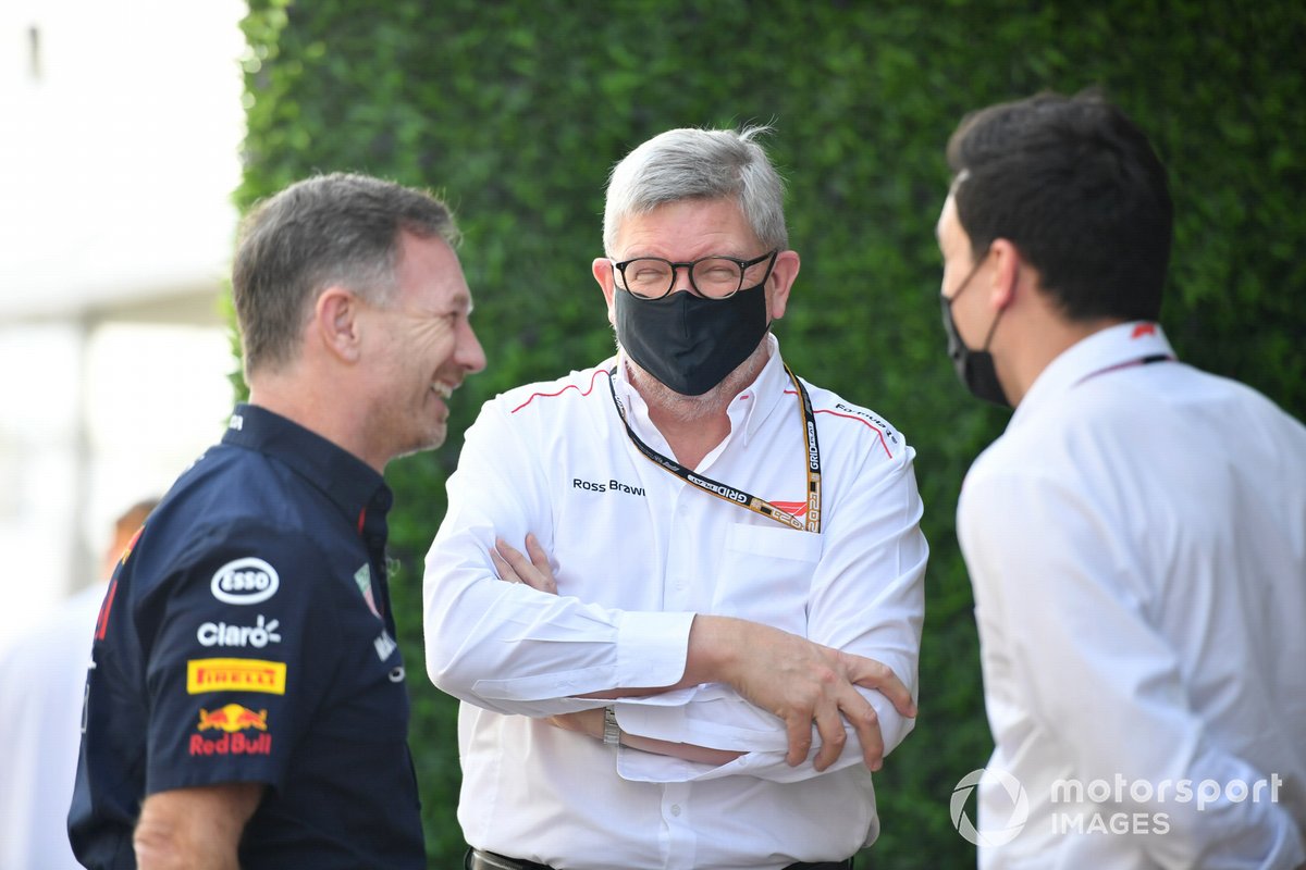 Ross Brawn habla con Christian Horner en el paddock.