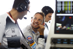 Jenson Button, McLaren, in gesprek met engineers