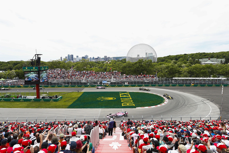 Esteban Ocon, Force India VJM11, leads Nico Hulkenberg, Renault Sport F1 Team R.S. 18, and Carlos Sa