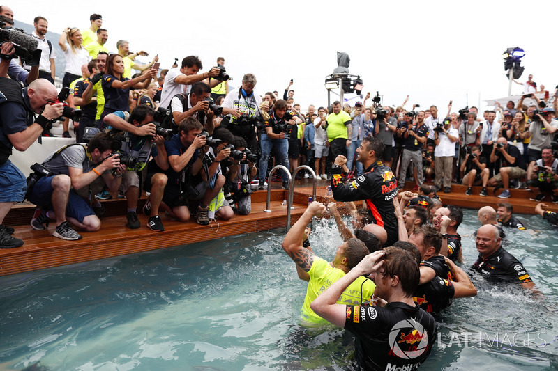 A Red Bull fergeteges monacói medencés partija