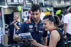 Daniel Ricciardo, Red Bull Racing imza dağıtıyor