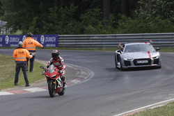 Carlos Checa guida una Ducati al Nordschleife