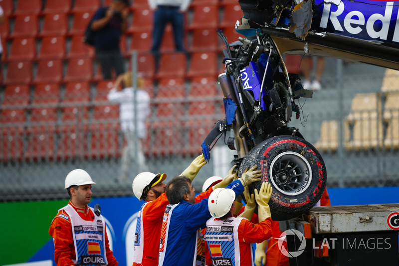 3. Los comisarios retiran los restos del Toro Rosso accidentado de Brendon Hartley