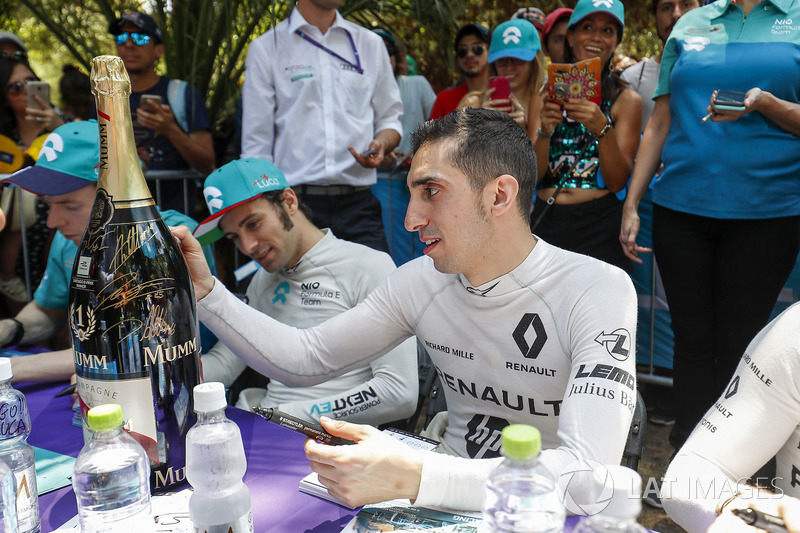 Sébastien Buemi, Renault e.Dams signs the winner's bottle of Mumm Champagne