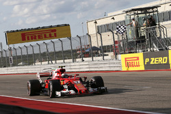 Kimi Raikkonen, Ferrari SF70H sıralama turlarının sonunda damalı bayrakta