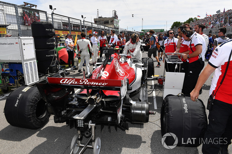 Charles Leclerc, Sauber C37, in griglia