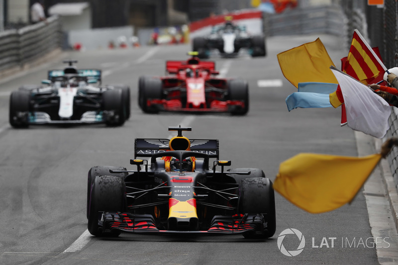 Daniel Ricciardo, Red Bull Racing RB14, Lewis Hamilton, Mercedes AMG F1 W09 and Kimi Raikkonen, Ferrari SF71H