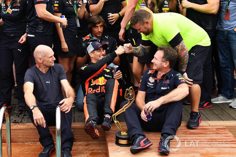 Переможець Даніель Ріккардо, Red Bull Racing, з командою