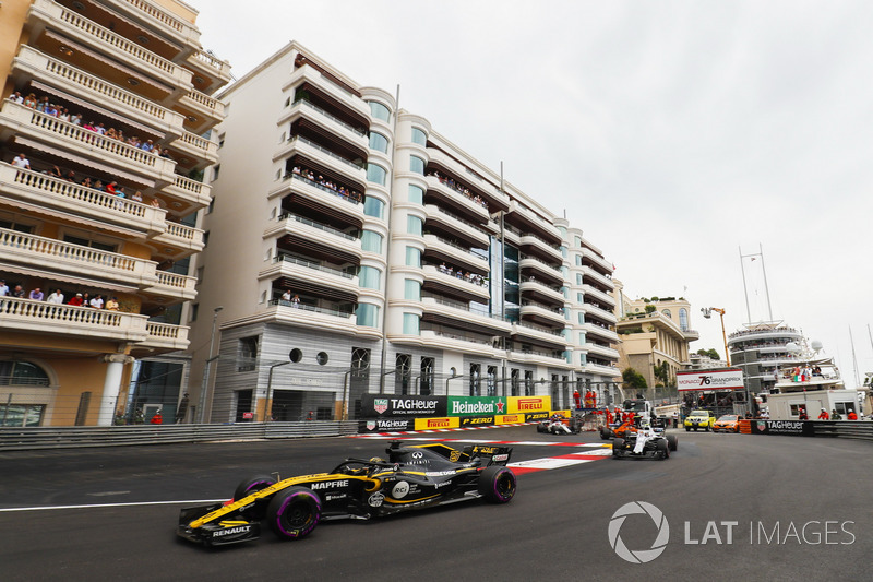 Nico Hulkenberg, Renault Sport F1 Team R.S. 18, leads Sergey Sirotkin, Williams FW41, Stoffel Vandoorne, McLaren MCL33, and the remainder of the field on the opening lap