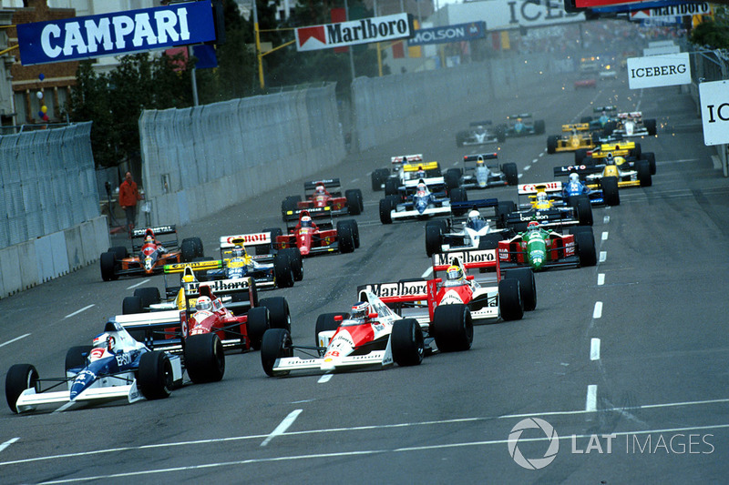 Jean Alesi pakt de leiding in Phoenix 1990 met de Tyrrell 018.