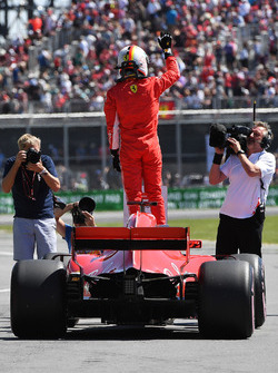 Il poleman Sebastian Vettel, Ferrari SF71H festeggia nel parco chiuso