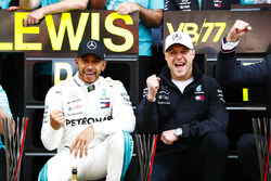 Yarış galibi Lewis Hamilton, Mercedes AMG F1, 2. Valtteri Bottas, Mercedes AMG F1, Toto Wolff, Direktör, Mercedes AMG ve Mercedes takımı