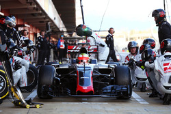Esteban Gutierrez, Haas F1 Team VF-16 oefent een pitstop