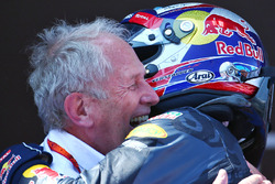 Winnaar Max Verstappen, Red Bull Racing viert met Dr Helmut Marko, Red Bull Motorsport Consultant in