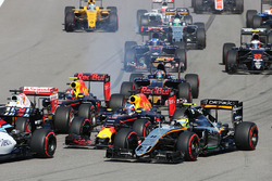 Startcrash mit Sebastian Vettel, Ferrari SF16-H, Daniil Kvyat, Red Bull Racing RB12, Daniel Ricciardo, Red Bull Racing RB12, und Sergio Perez, Sahara Force India F1 VJM09