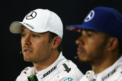 Nico Rosberg en Lewis Hamiltonm Mercedes AMG F1 in de persconferentie