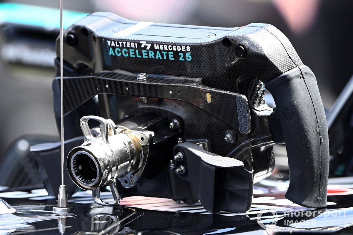 Vista trasera del volante del Mercedes W12